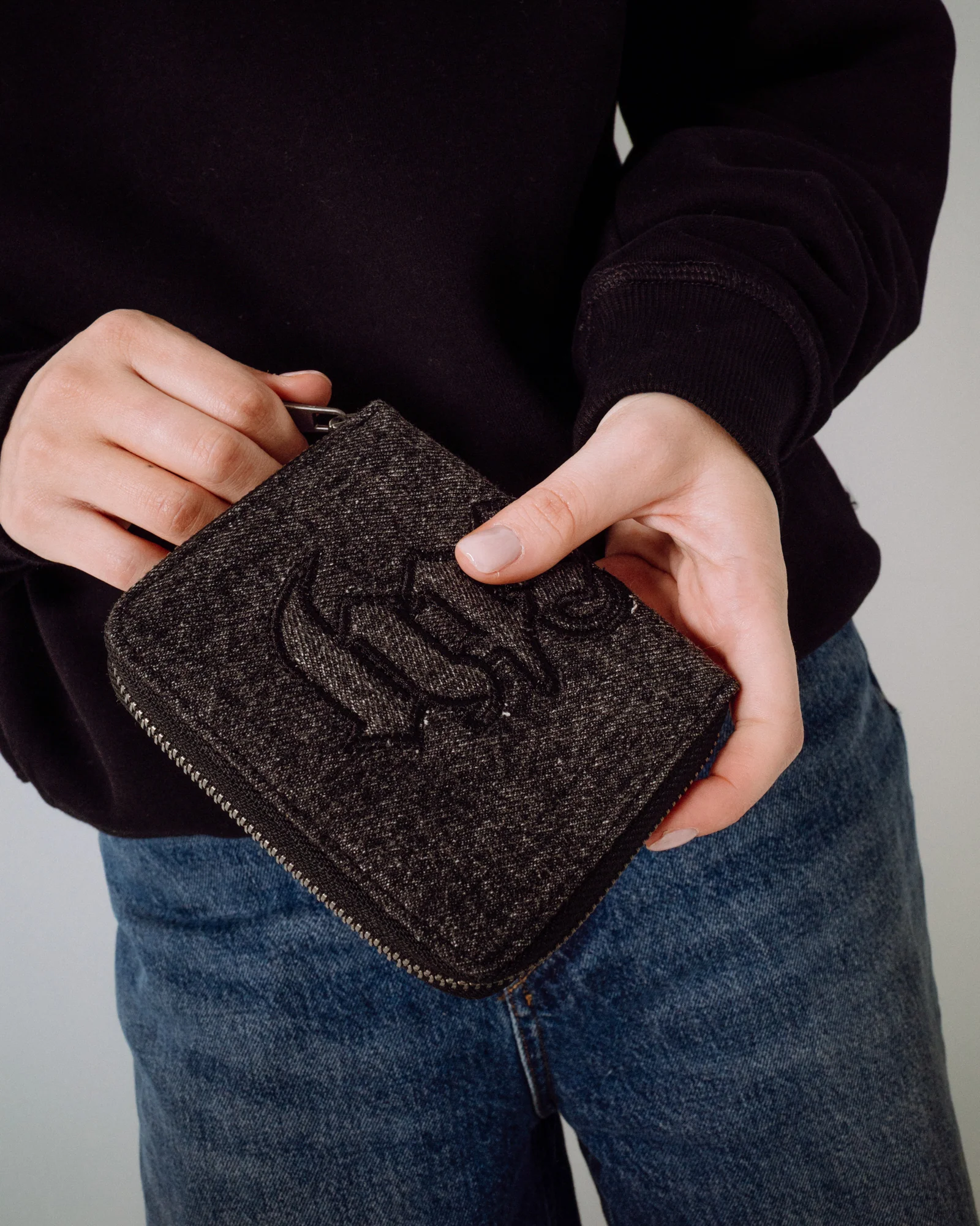 Billetera Roxanne Denim Compact Wallet Washed Black - Image 5