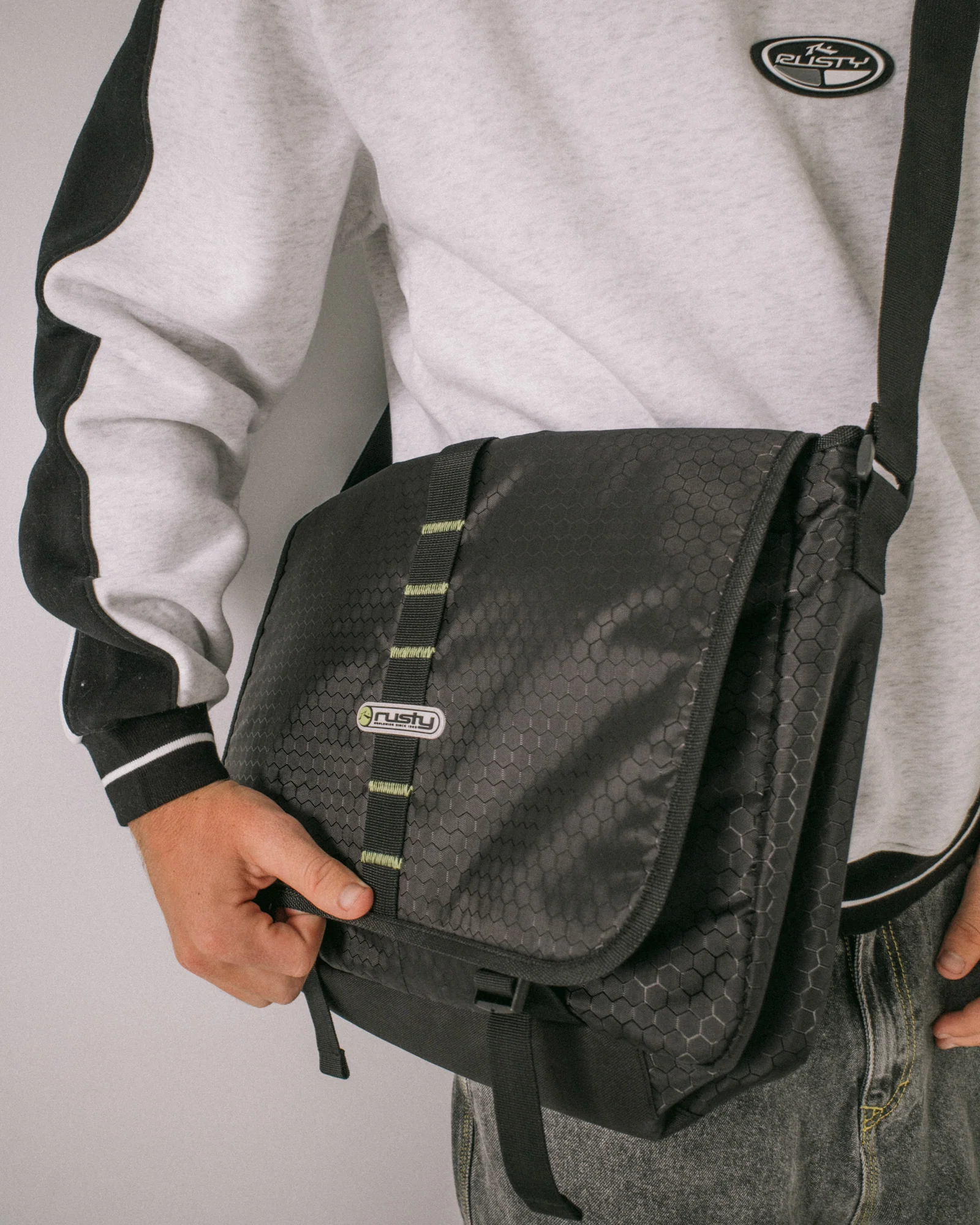 Bolso Voltage Messenger Bag Black/Sulphur - Image 4