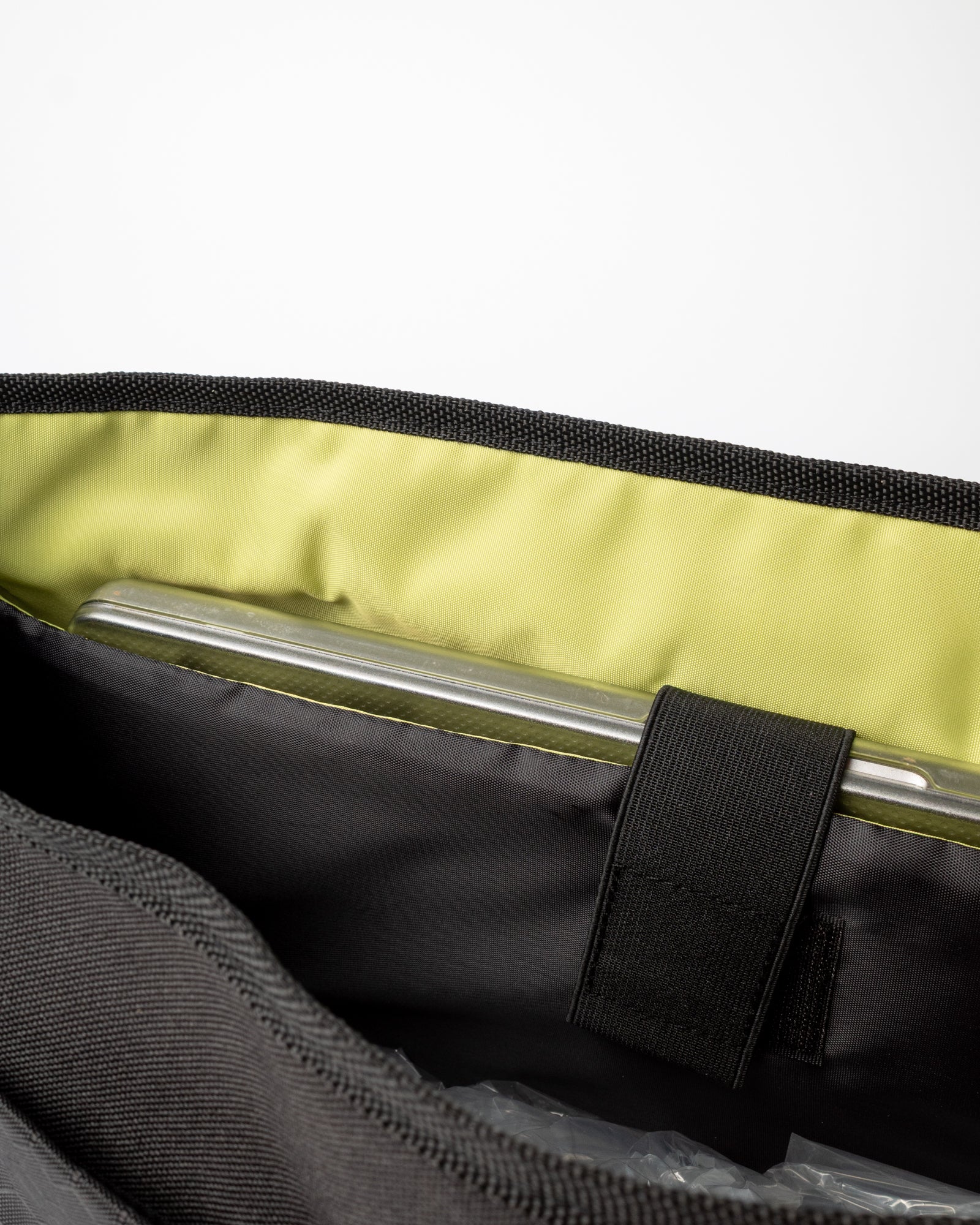 Bolso Voltage Messenger Bag Black/Sulphur - Image 7