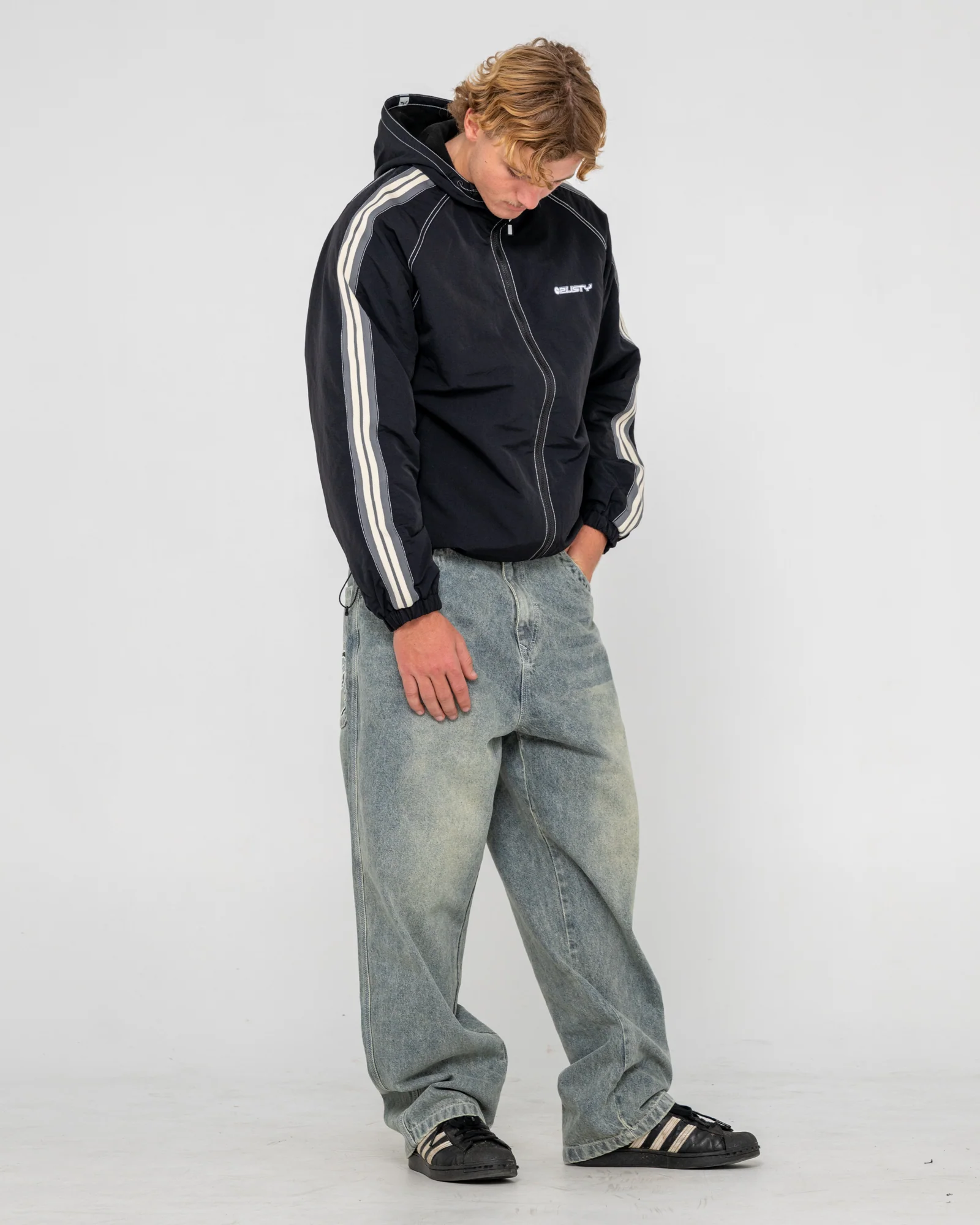 Campera Abrigo Lock Out Hooded Black - Image 3