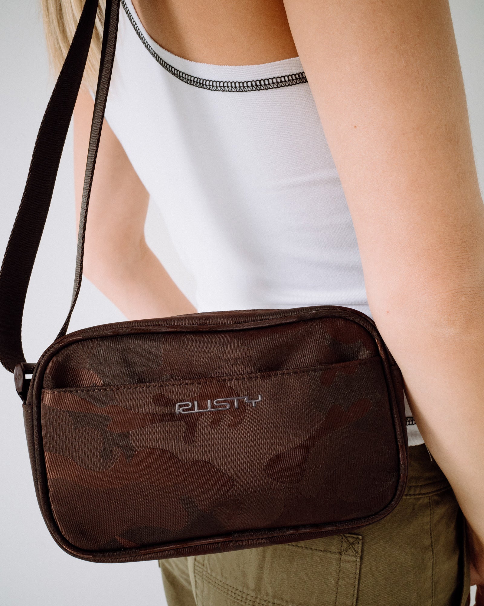 Cartera Stellar Nylon Camo Side Bag Java - Image 2