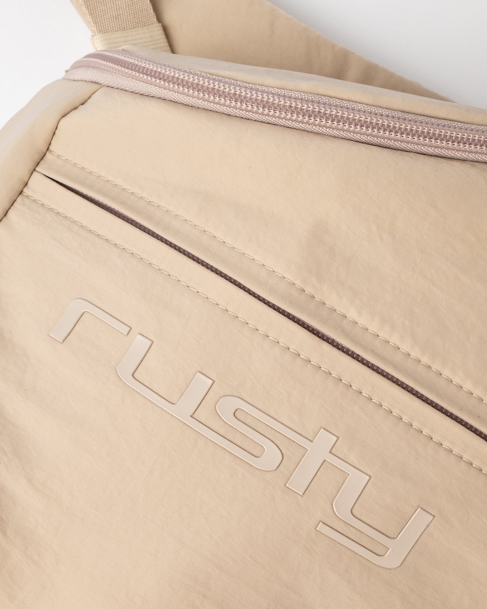 Mochila Free Run Nylon Sling Backpack Oatmeal - Image 4
