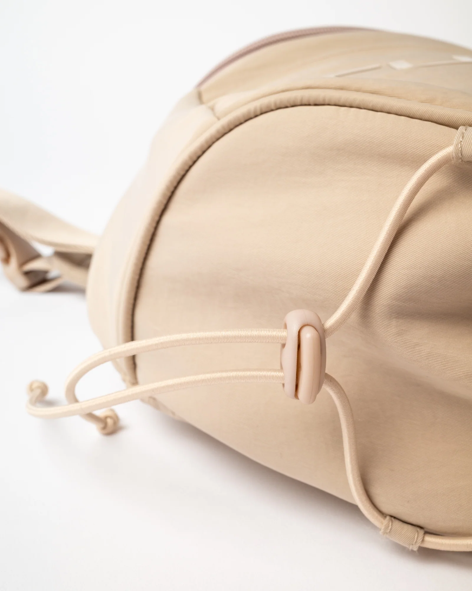 Mochila Free Run Nylon Sling Backpack Oatmeal - Image 6