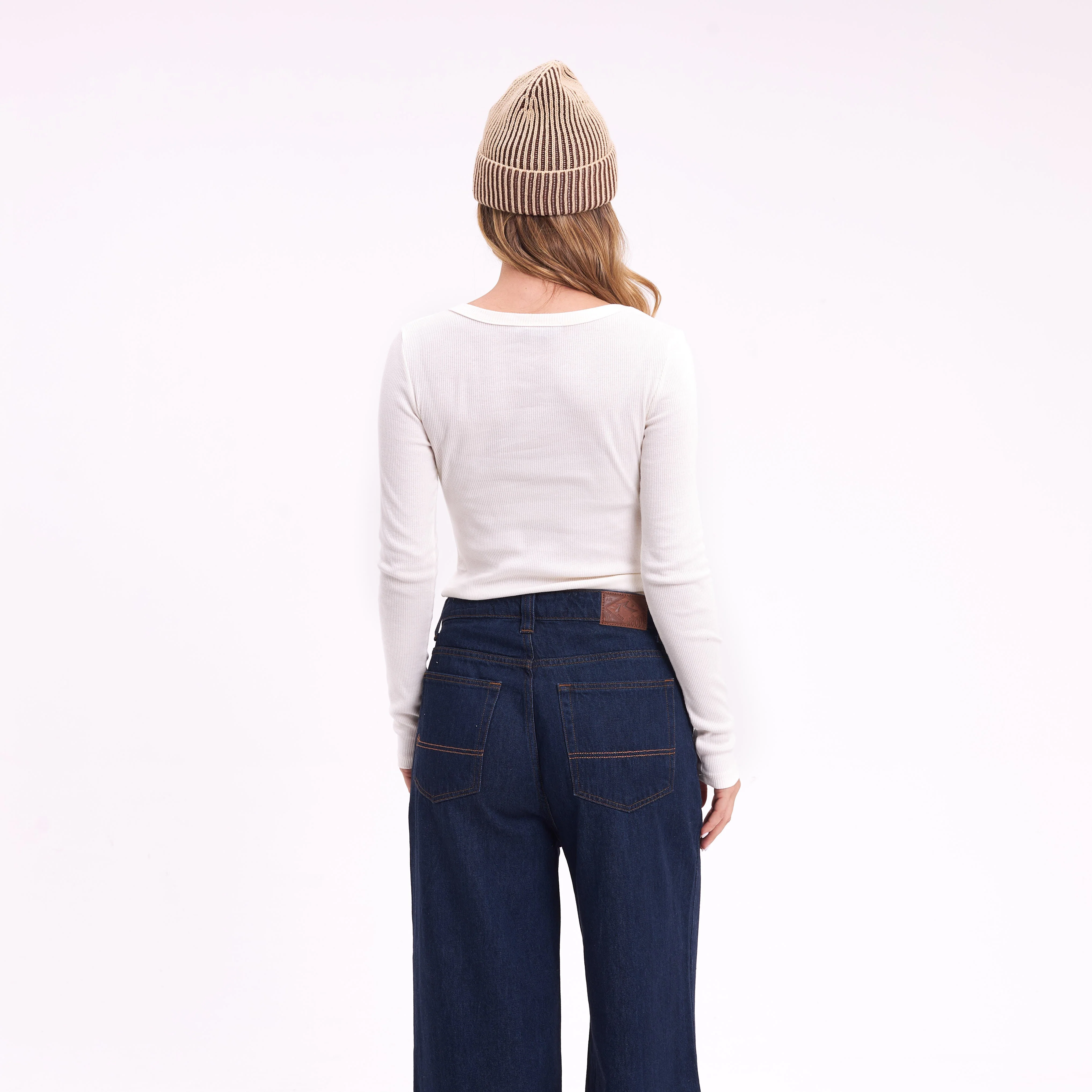 Remera Essential Fitted Off White - Image 3